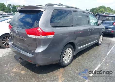 2013 Toyota Sienna Xle V6 8 Passenger z USA, uszkodzony, nr VIN 5TDYK3DC8DS357402